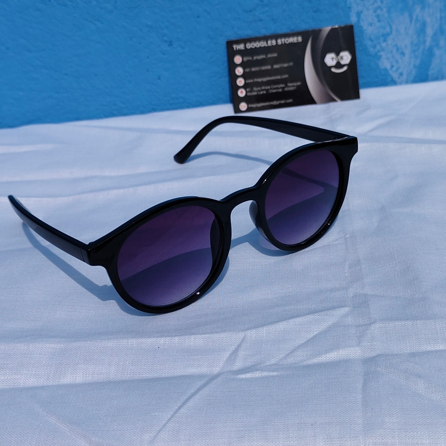 Classic round unisex sunglasses